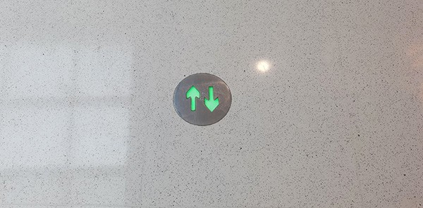 智能疏散系統如何區分真實火警與誤報？