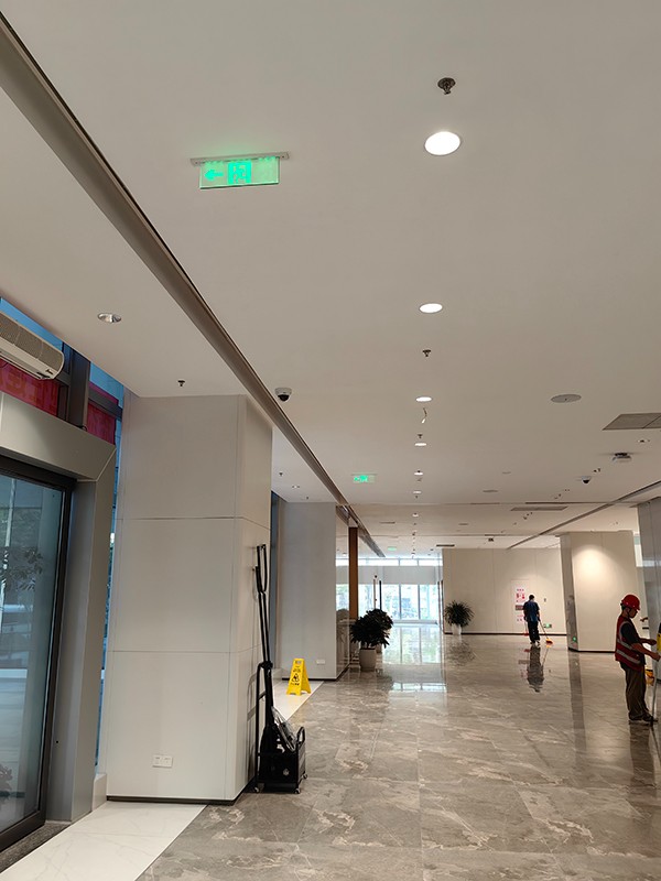 智能疏散指示系統如何防止誤報和誤操作？