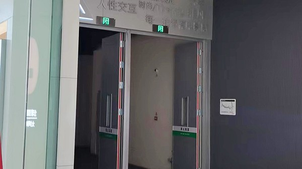 智能疏散指示系統能否在斷電時正常運行？
