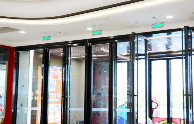 智能疏散系統在現代建筑安全中扮演的角色是什么？ 