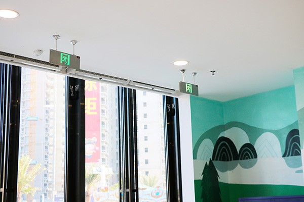 智能疏散系統如何保證在高人流密度下的疏散效率？